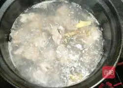 Illustration of how to make dragon bone, bitter melon and soybean soup 2