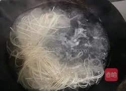 Illustration of making Yangchun noodles 2