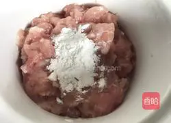 Illustration of how to make the lean meat soup 2