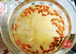 Illustration of how to make wolfberry, pineapple and white fungus soup 8