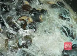 Illustration of how to make shrimp and mushroom soup 8