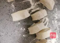 Illustration of how to make ham sausage steamed bun rolls 8