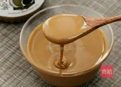 Illustration of how to make sesame sauce and cucumber mixed with fried dough sticks 2