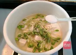 Illustration of making black bean sprouts and tofu soup 10