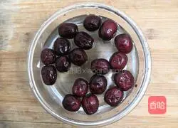 Illustration of how to make red date and lotus root soup 2