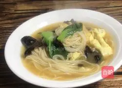 Illustration of how to make black fungus and egg noodle soup 9