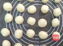 Illustration of how to make the crispy mustard vegetable and fresh meat mooncakes in one bite 8