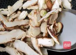 Illustration of how to make shredded mushroom and chicken noodles 5