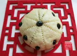 Illustration of how to make Beijing-style bean paste buns 9