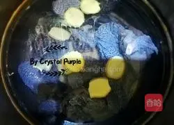 Illustration of how to make chicken soup with durian shells 3