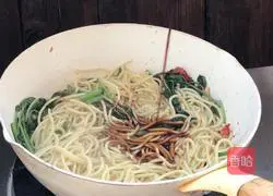 Illustration of how to make fried noodles with eggs 10