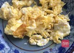 Illustration of how to make fried onions and eggs 3