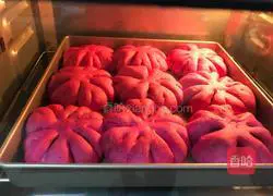 Illustration of how to make dragon fruit flower-shaped bread 7