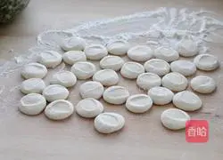 Illustration of how to make dumplings stuffed with pork and three delicacies 8