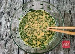 Illustration of how to make leek and shrimp skin egg rolls 9