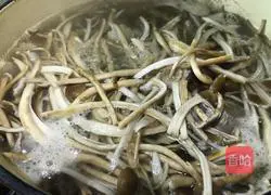 Illustration of how to make braised pork ribs with tea tree mushrooms 7