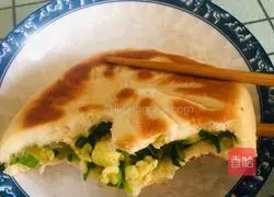 Illustration of how to make leek and egg dough pie 7