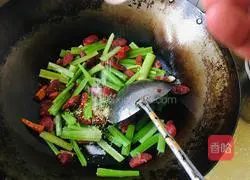 Illustration of how to make fried sausage with celery 7
