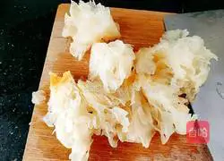 Illustration of how to make white radish, white fungus and beef brisket soup 10