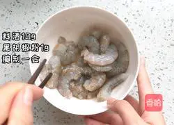 Illustration of how to make tomato, shrimp, and mushroom fried noodles 1