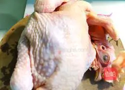 Illustration of one of the ways to eat a chicken (chicken soup with ➕fried chicken skeleton)