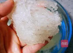 Illustration of how to stew bird's nest with wolfberry milk 4