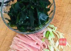 Illustration of how to make wakame shredded pork soup 1