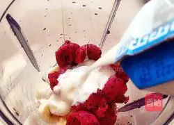 Illustration of how to make dragon fruit banana yogurt cup 5