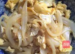 Illustration of how to make scrambled eggs with onions 6