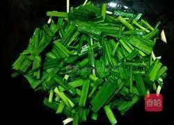 Illustration of how to stir-fry pig blood with leeks 4