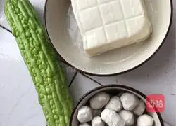 Illustration of how to make meatballs and bitter melon tofu soup 1