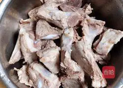 Illustration of how to make chestnut, radish and pork ribs soup (strengthening the spleen and kidneys) 3