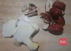 Illustration of how to make chestnut chicken soup 4