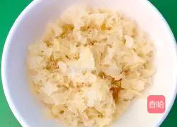 Illustration of how to make peach gum and white fungus soup 3