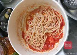 Illustration of how to make tomato lettuce pasta 5