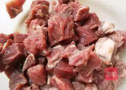 Illustration of how to make zucchini and black pepper beef cubes 1