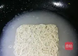 Illustration of how to make fish soup noodles 8