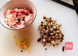 Illustration of how to make mushroom fried noodles 1