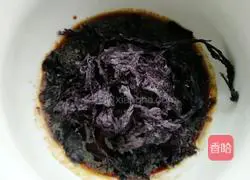 Illustration of making scissor noodles in sour soup 11