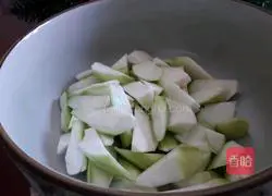 Illustration of how to make loofah egg soup 3