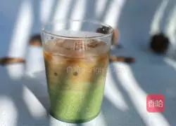 Illustration of how to make matcha milk coffee 10