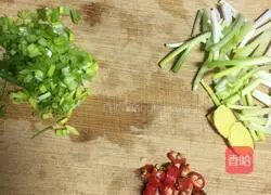Illustration of how to make fried luncheon meat noodles with green onion 1