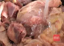 Illustration of how to make red dates, mushrooms and old chicken soup 4