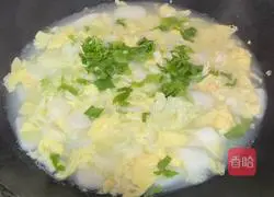 Illustration of how to make rice cake slices with cabbage in clear soup 10