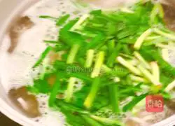 Illustration of how to make noodles with scallion oil 7