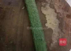 Illustration of how to make refreshing cucumber 1