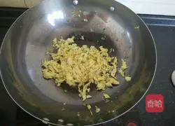 Illustration of how to make scrambled eggs with king oyster mushrooms 8