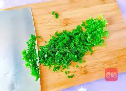 Illustration of how to make glutinous rice pancakes with chives and eggs 2