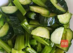 Illustration of how to make celery and cucumber juice 1