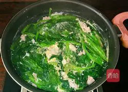 Illustration of how to make minced meat, spinach and egg soup 12